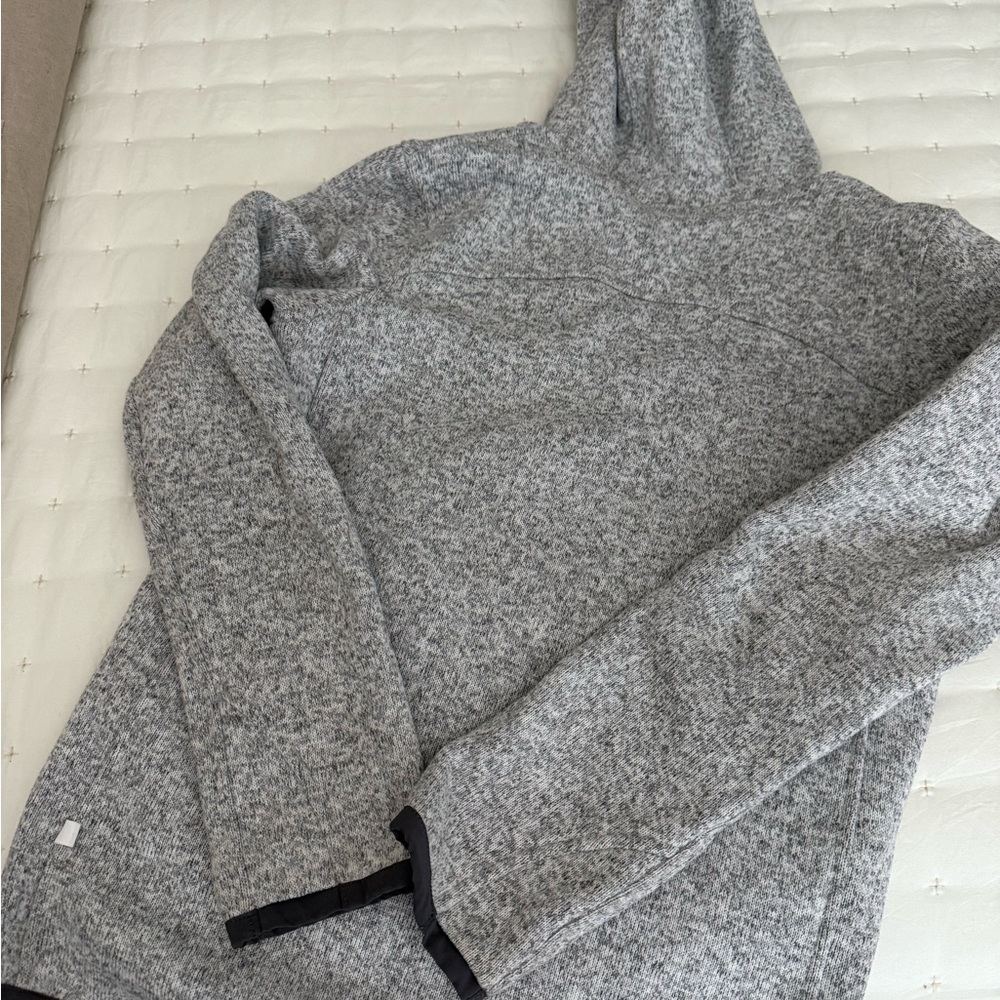 Lululemon women’s quarter zip size 4 jacket. In great condition zippered pockets - Picture 3 of 3